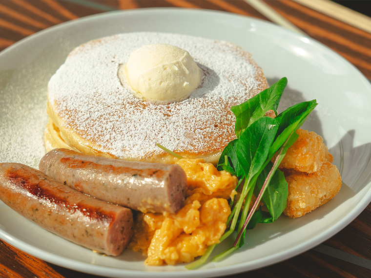 オールデイ・カフェ「ao LAKESIDE CAFE」ではさまざまなカフェメニューをお楽しみいただけます