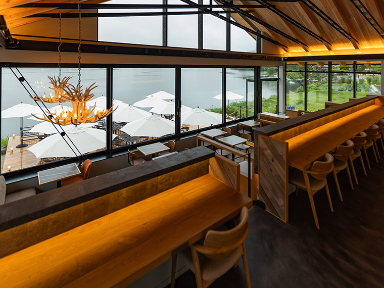 青木湖は国内有数の透明度を誇り、北アルプスの山々を湖面に映します