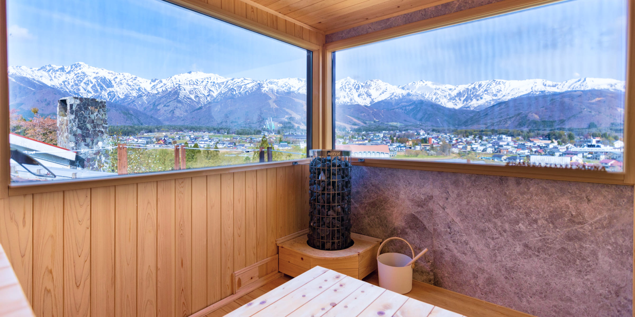 白馬絶景サウナRooftop内からは北アルプスの絶景が望める