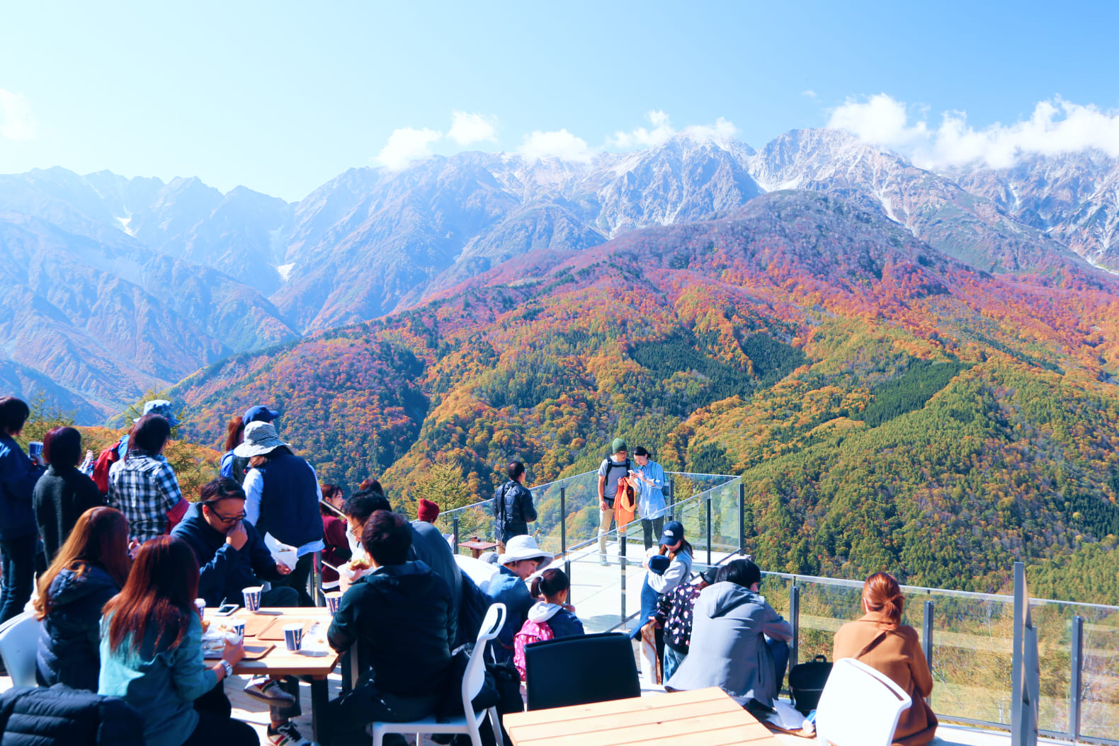 白馬三山の美しい景色が望める白馬岩岳マウンテンリゾートの絶景テラスには多くの観光客が訪れます